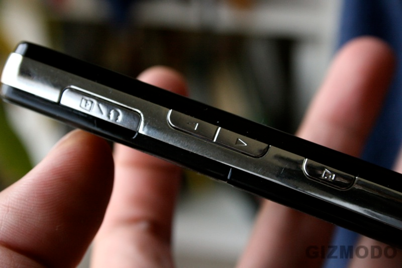 Illustration for article titled Settling this iPhone vs. LG Prada Nonsense